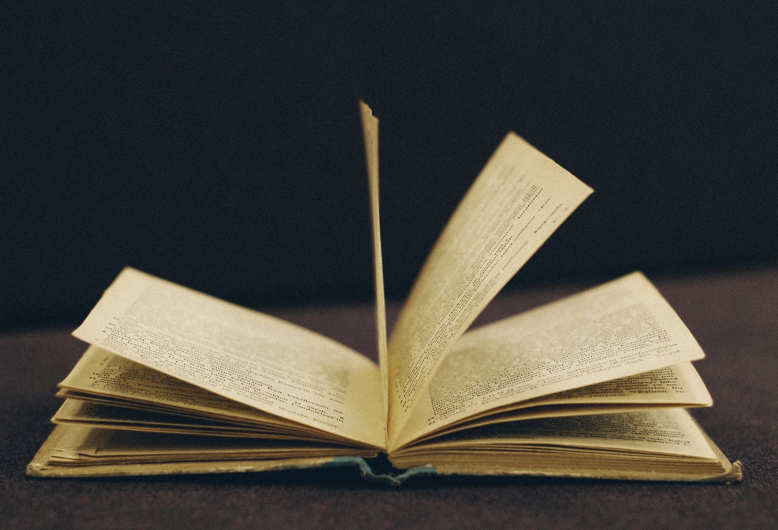 Страницы старой книги крупным планом